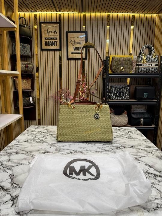 MICHAE L KORS CYNTHIA HANDBAG WITH OG DUST BAG PREMIUM QUALITY YELLOW(MT)