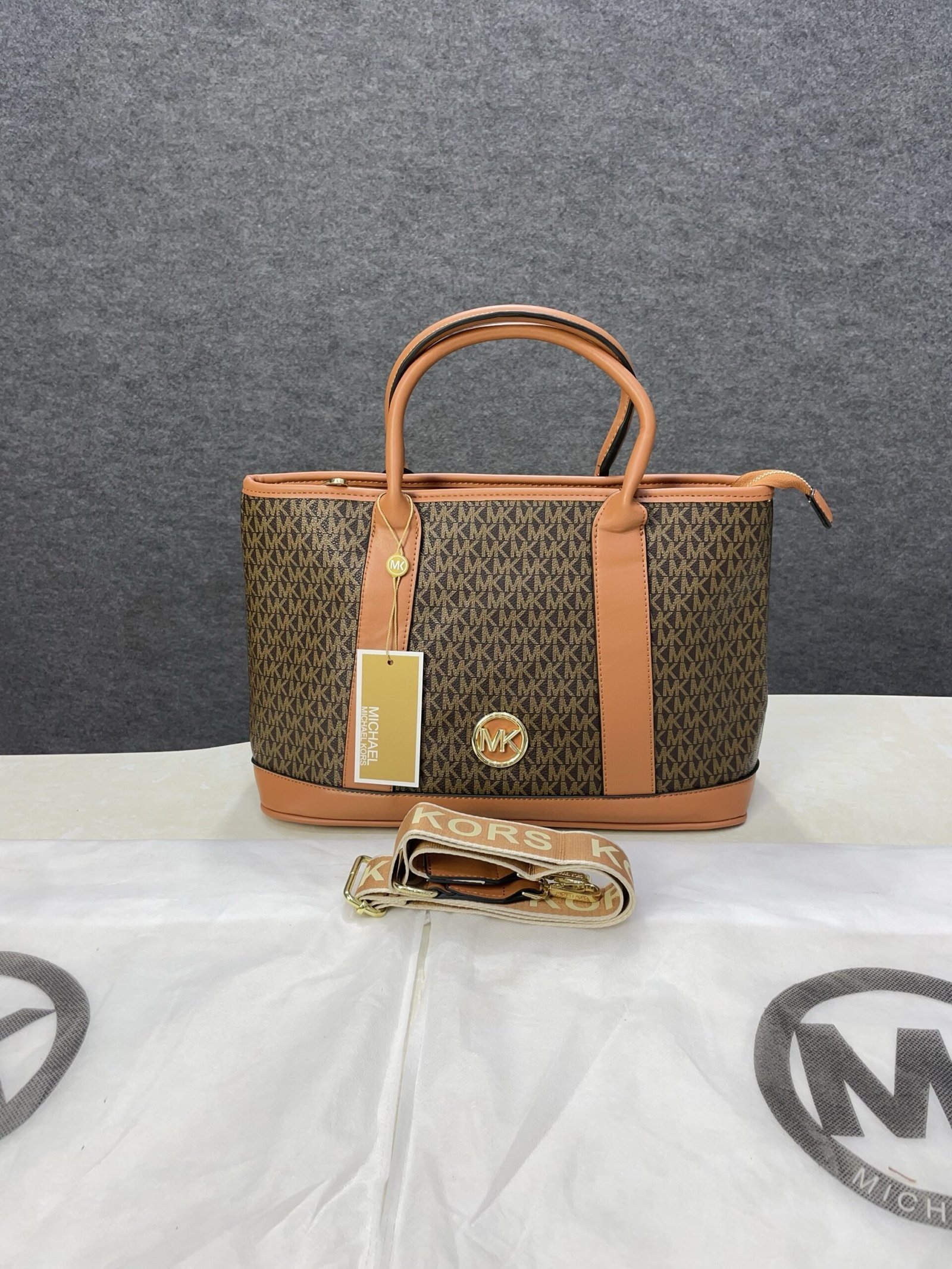 Michael kors luisa Medium Logo with dust bag 354(BR)
