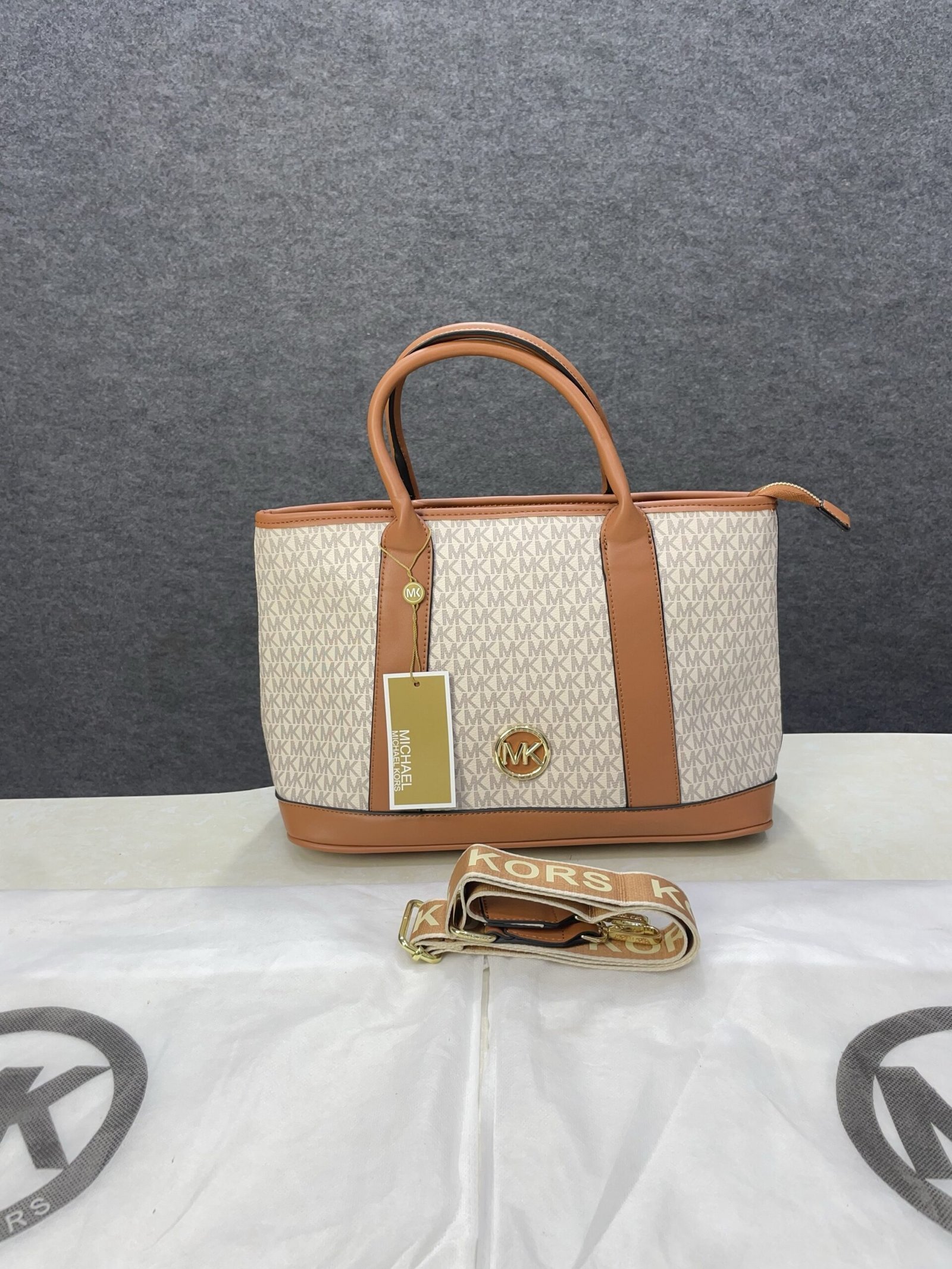 Michael kors luisa Medium Logo with dust bag 353(BR)